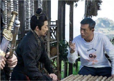 古天乐机场吃瓜视频,明星日常曝光引网友热议